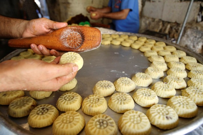 A worker prepares traditional sweets called Maamoul a day before Eid al-Fitr, in Sidon's Old City in southern Lebanon September 9, 2010. Eid al-fitr marks the end of Ramadan, the holiest month in the Islamic calendar, during which Muslims around the world abstain from eating, drinking and sexual relations from sunrise to sunset. REUTERS/Ali Hashisho  (LEBANON - Tags: RELIGION FOOD SOCIETY)